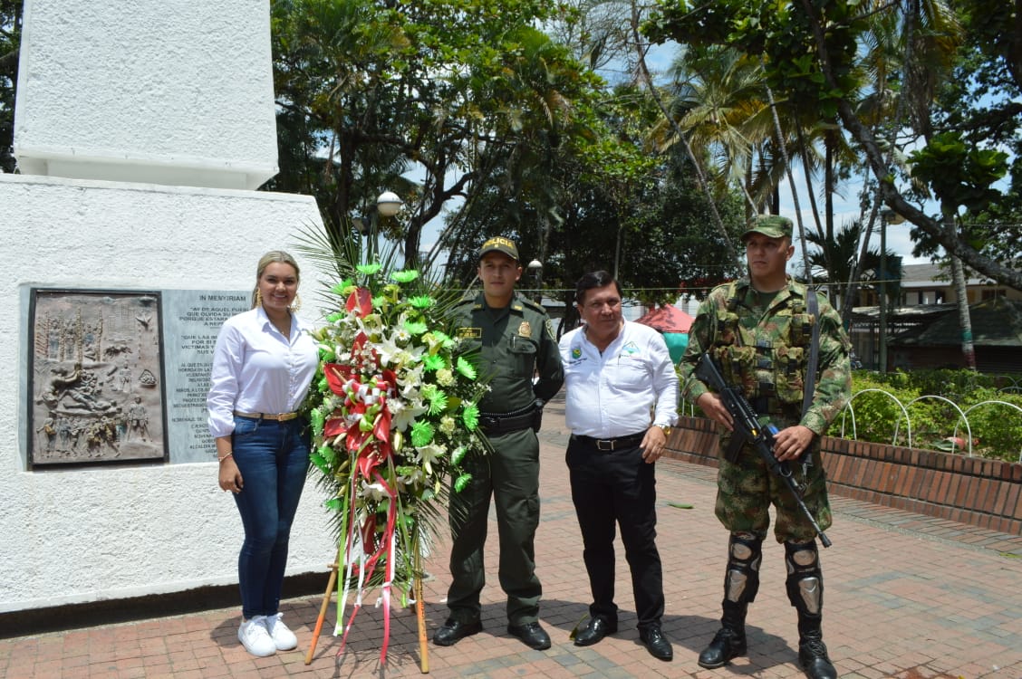 Se realizó una ofrenda floral en el parque principal de municipio donde asistieron Fuerza Pública y Militar.